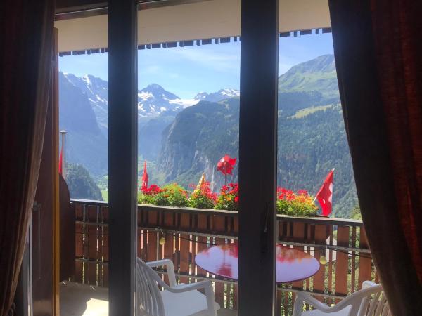 Hotel Bellevue - Traditional Swiss Hideaway : photo 3 de la chambre chambre double jungfrau panorama avec balcon