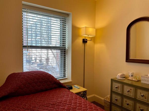 Oasis Guest House : photo 2 de la chambre chambre simple avec salle de bains commune