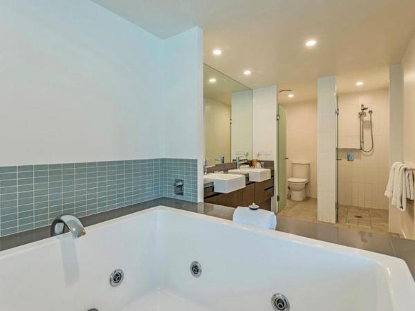 Luxury Apartments at Temple Resort and Spa Port Douglas : photo 4 de la chambre one-bedroom studio suite with direct pool access