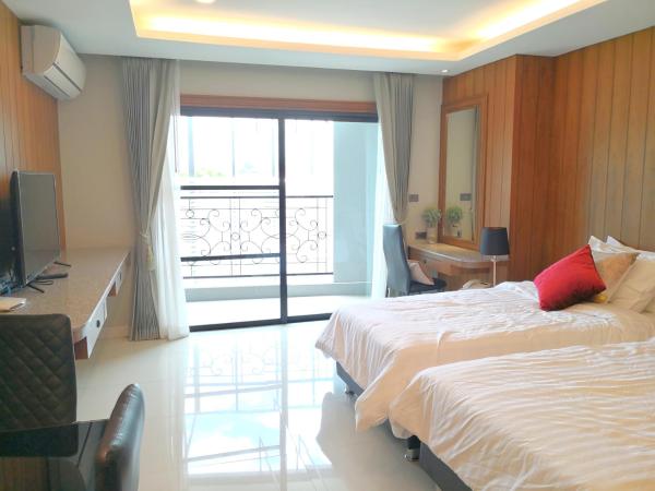 Private wooden style studio room in city area : photo 1 de la chambre studio avec balcon