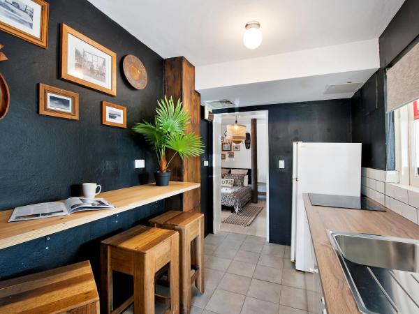 Manly Waves Studios & Apartments : photo 2 de la chambre chambre familiale avec terrasse