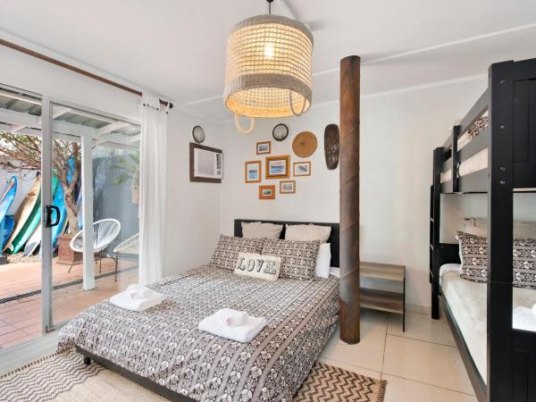 Manly Waves Studios & Apartments : photo 1 de la chambre chambre familiale avec terrasse