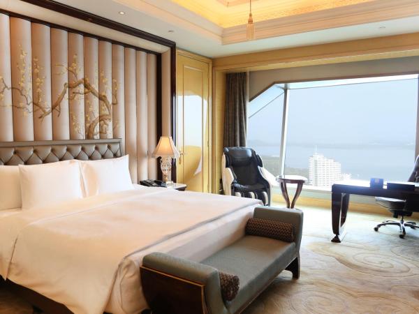 Wanda Reign Wuhan : photo 3 de la chambre chambre lit king-size exécutive avec vue sur le lac