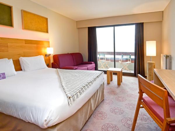 Mercure Saint-Lary : photo 4 de la chambre chambre double standard avec canapé et balcon