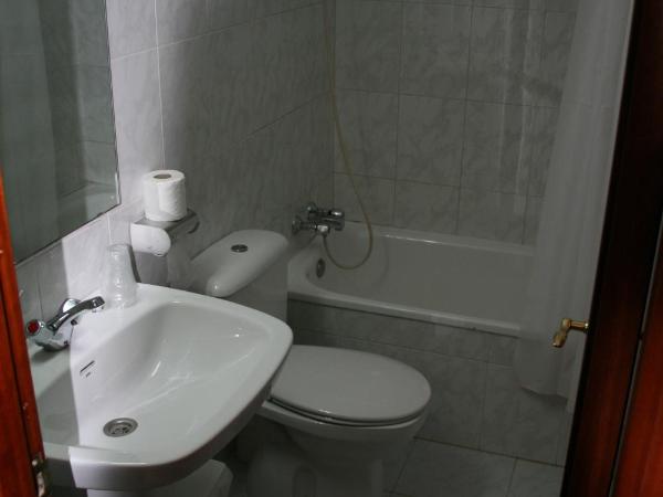 Hostal Puente de Piedra : photo 2 de la chambre chambre familiale