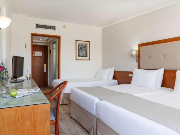 Best Western Plus Hotel Plaza : photo 1 de la chambre suite junior avec 1 lit queen-size, 2 lits simples et 1 canapé-lit - non-fumeurs
