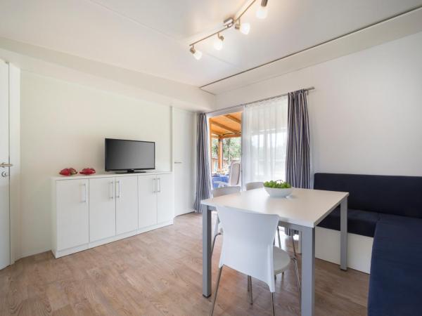 Maistra Camping Polari Mobile homes : photo 6 de la chambre mobile home 2 chambres standard