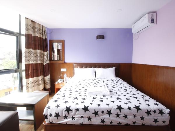 Everest Holiday Inn : photo 2 de la chambre chambre deluxe double ou lits jumeaux