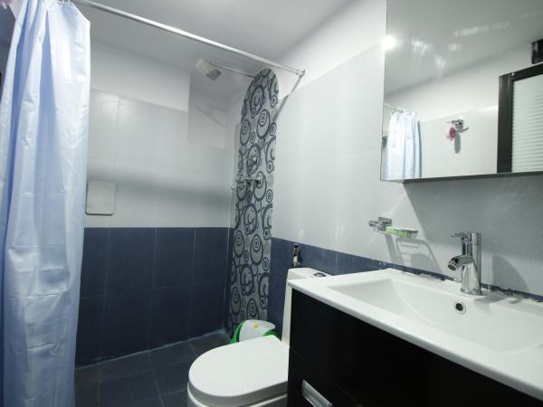 Everest Holiday Inn : photo 3 de la chambre chambre double ou lits jumeaux avec salle de bains privative