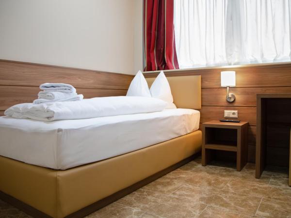 Work & Sleep Boardinghouse Mannheim : photo 1 de la chambre chambre simple avec salle de bains 