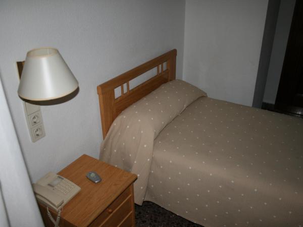 Hostal Puente de Piedra : photo 3 de la chambre chambre simple