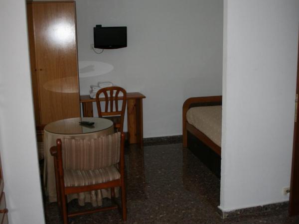 Hostal Puente de Piedra : photo 3 de la chambre chambre familiale