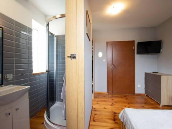 HydroZagadka Kołobrzeg : photo 2 de la chambre chambre double avec salle de bains privative