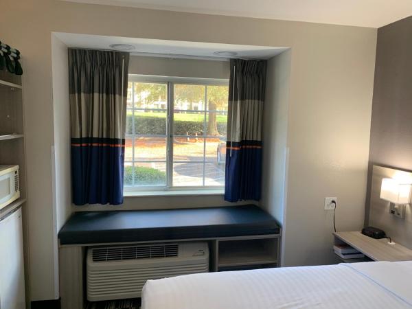 Microtel Inn by Wyndham Charlotte Airport : photo 6 de la chambre chambre lit queen-size - non-fumeurs