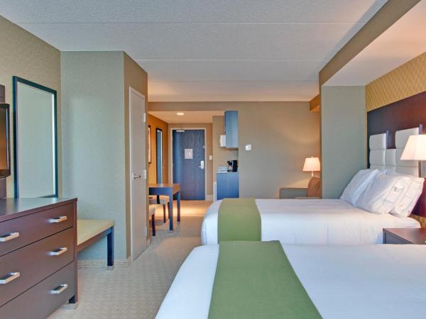 Holiday Inn Express Hotel & Suites Ottawa West-Nepean, an IHG Hotel : photo 1 de la chambre suite avec 2 lits queen-size et canapé-lit
