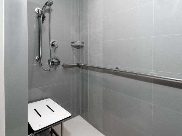 Hyatt House Tampa Airport/Westshore : photo 2 de la chambre chambre lit king-size avec douche accessible en fauteuil roulant den - accessible aux personnes à mobilité réduite
