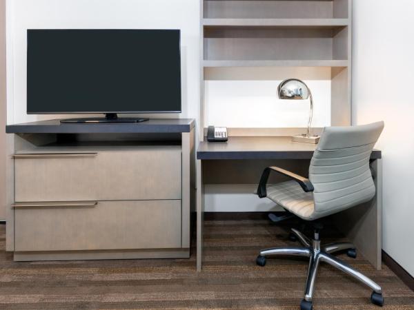 Hyatt House Tampa Airport/Westshore : photo 2 de la chambre cabinet de travail avec lit king-size