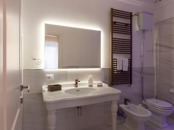 B&B Palazzo San Michele : photo 2 de la chambre chambre double ou lits jumeaux supérieure avec vue sur ville