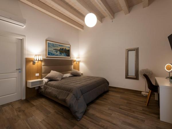 B&B Palazzo San Michele : photo 4 de la chambre chambre double ou lits jumeaux supérieure avec vue sur ville