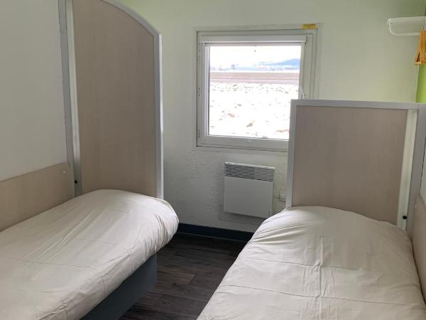 hotelF1 Pontarlier : photo 1 de la chambre chambre lits jumeaux avec salle de bains commune