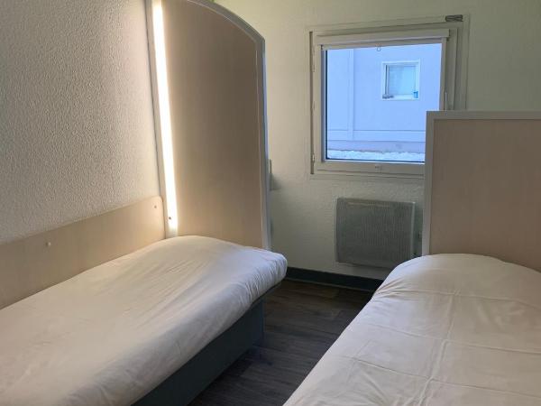 hotelF1 Pontarlier : photo 2 de la chambre chambre lits jumeaux avec salle de bains commune