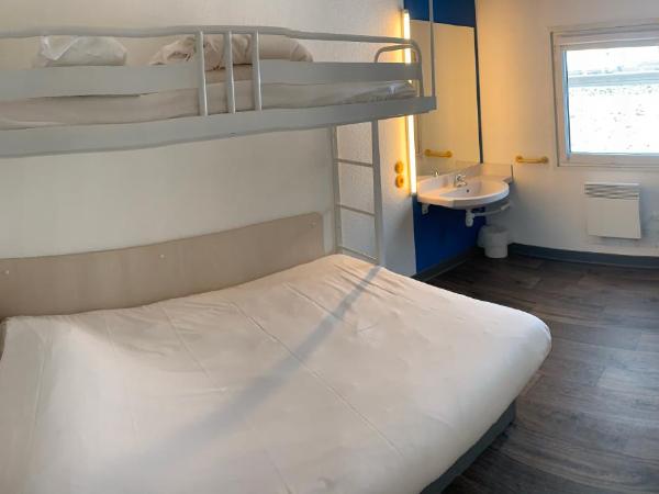 hotelF1 Pontarlier : photo 5 de la chambre chambre triple avec salle de bains commune
