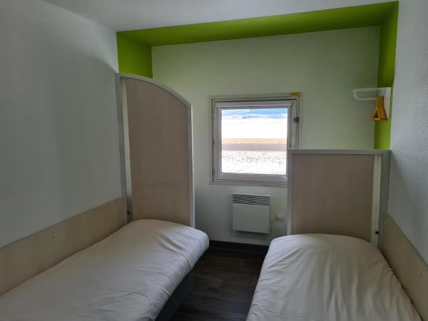 hotelF1 Pontarlier : photo 4 de la chambre chambre lits jumeaux avec salle de bains commune