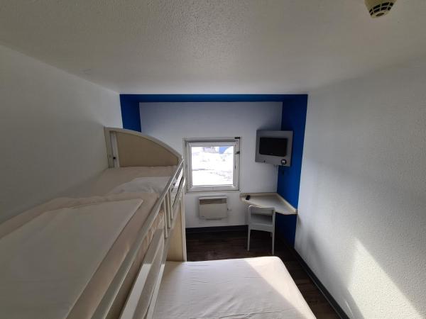 hotelF1 Pontarlier : photo 9 de la chambre chambre triple avec salle de bains commune