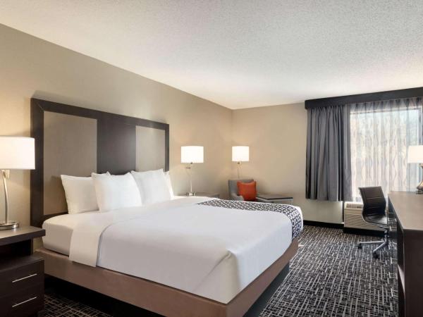 La Quinta Inn & Suites by Wyndham St Louis Route 66 : photo 1 de la chambre chambre lit king-size - non-fumeurs