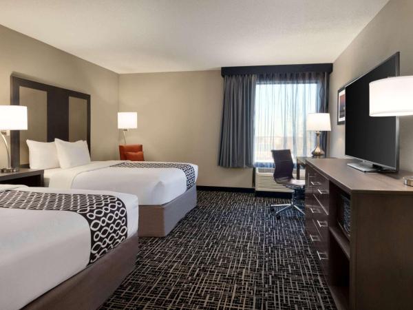 La Quinta Inn & Suites by Wyndham St Louis Route 66 : photo 1 de la chambre chambre avec 2 lits queen-size et douche accessible en fauteuil roulant - adaptée aux personnes à mobilité réduite/malentendantes - non-fumeurs