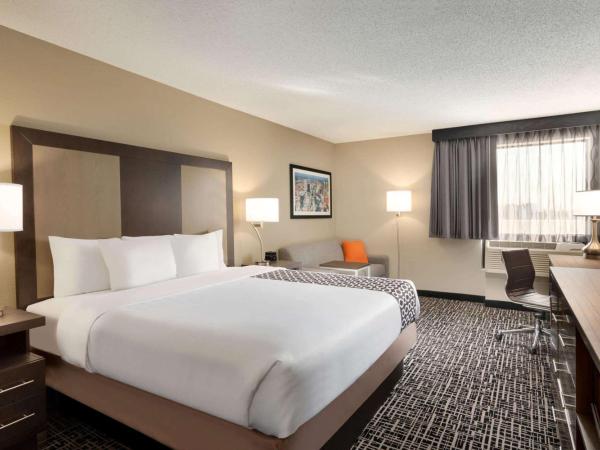 La Quinta Inn & Suites by Wyndham St Louis Route 66 : photo 1 de la chambre suite lit king-size – non-fumeurs