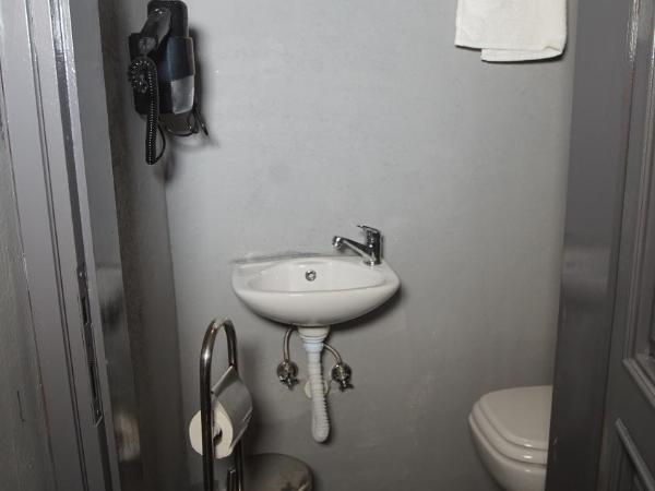 TAKSIM MAYA HOTEL : photo 8 de la chambre chambre quadruple avec baignoire