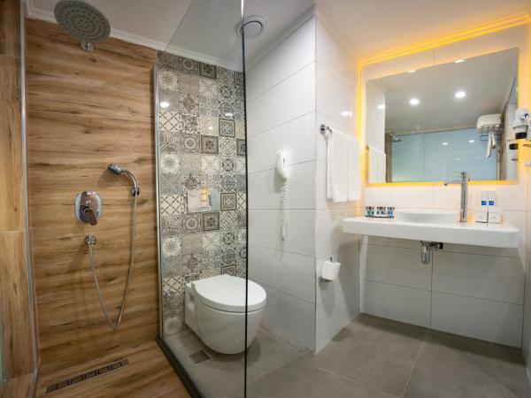 Le Bleu Hotel & Resort Kusadasi : photo 3 de la chambre chambre double ou lits jumeaux avec vue sur les terres