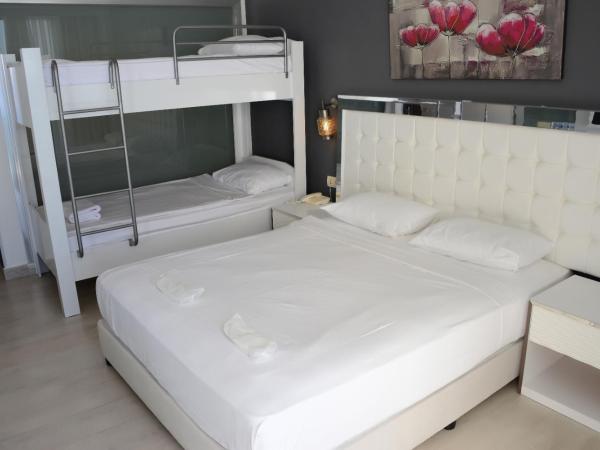 Le Bleu Hotel & Resort Kusadasi : photo 2 de la chambre chambre double avec lit d'appoint
