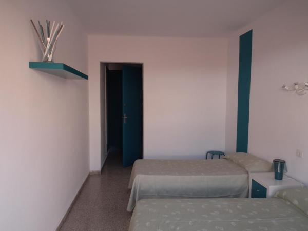 Hostal San Carlos : photo 8 de la chambre chambre double ou lits jumeaux