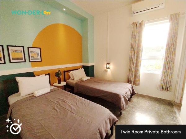 Wonderloft Hostel Kota Tua : photo 2 de la chambre chambre lits jumeaux avec salle de bains privative