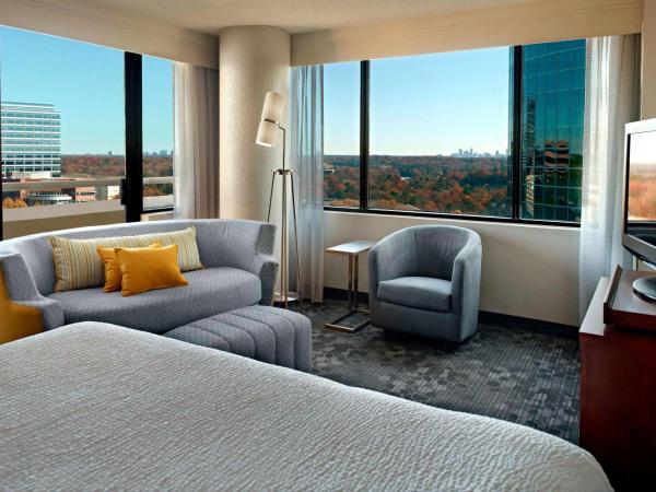 Sonesta Select Atlanta Cumberland Galleria Ballpark : photo 1 de la chambre chambre lit king-size avec vue sur la ville