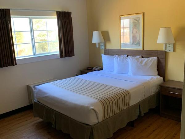 Motel 6 Myrtle Beach : photo 1 de la chambre chambre lit queen-size pour personnes à mobilité réduite avec douche accessible en fauteuil roulant