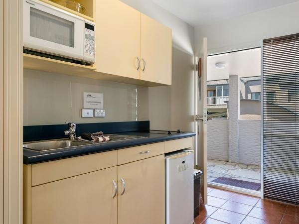 Baycrest Thermal Lodge : photo 2 de la chambre studio king avec balcon