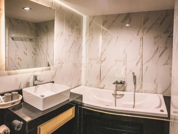 Hotel De Sripoom -SHA Extra Plus : photo 8 de la chambre studio avec baignoire spa