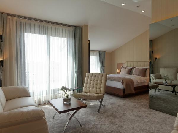 Inera Hotel Pendik : photo 5 de la chambre suite lit king-size avec balcon