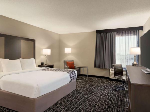 La Quinta Inn & Suites by Wyndham St Louis Route 66 : photo 1 de la chambre chambre lit king-size avec douche accessible en fauteuil roulant - adaptée aux personnes malentendantes/à mobilité réduite - non-fumeurs
