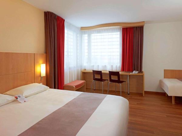 Ibis Warszawa Reduta : photo 3 de la chambre standard family room with one double bed and one single bed