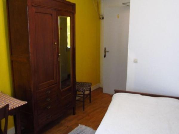 Hotel d'Orléans Paris Gare de l'Est : photo 4 de la chambre chambre simple avec toilettes et salle de bains communes