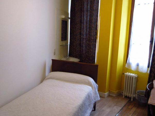 Hotel d'Orléans Paris Gare de l'Est : photo 2 de la chambre chambre simple avec toilettes et salle de bains communes