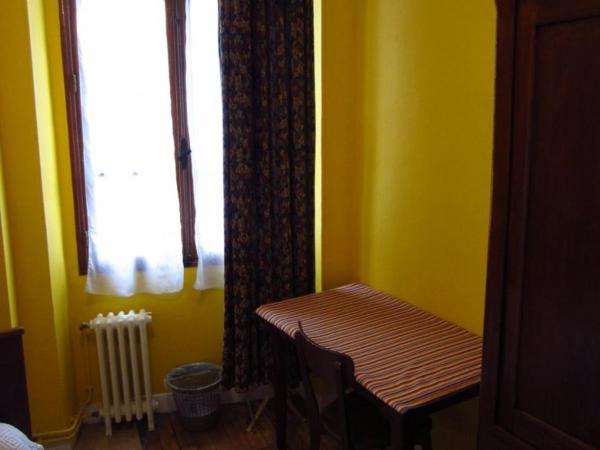 Hotel d'Orléans Paris Gare de l'Est : photo 3 de la chambre chambre simple avec toilettes et salle de bains communes