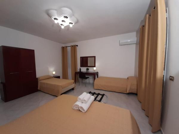 Siracusa breakfast & rooms : photo 1 de la chambre chambre quadruple avec salle de bains privative