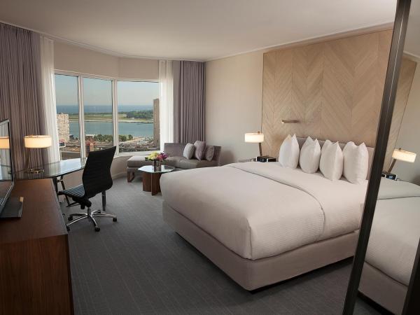 InterContinental Toronto Centre, an IHG Hotel : photo 4 de la chambre hébergement premium avec 1 lit king-size - Étage supérieur - vue sur lac ontario