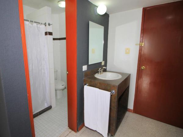 Hotel Central : photo 9 de la chambre chambre double avec 2 lits doubles