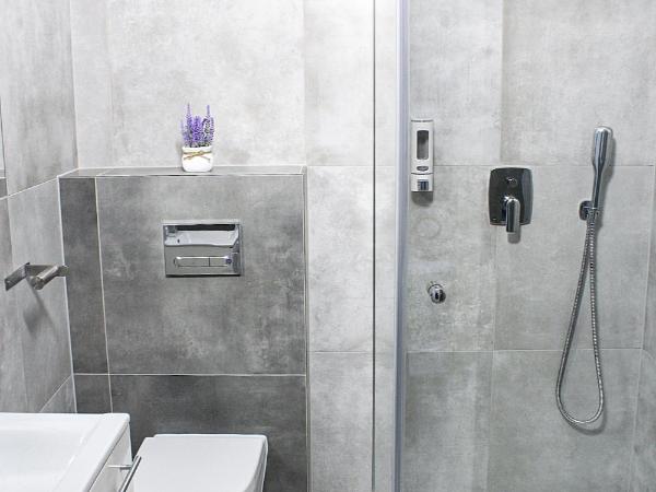 Kazimierz Residence Square : photo 1 de la chambre chambre double ou lits jumeaux avec salle de bains